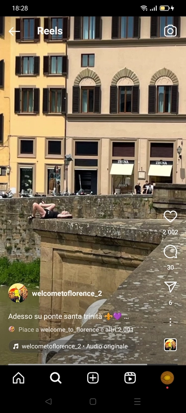Firenze, cade in Arno dal Ponte Santa Trinita. Paura per una giovane donna
