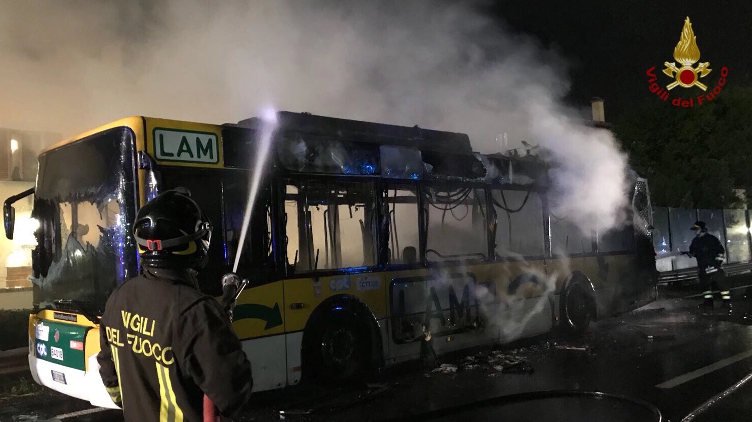 L'autobus distrutto dalle fiamme a Pisa