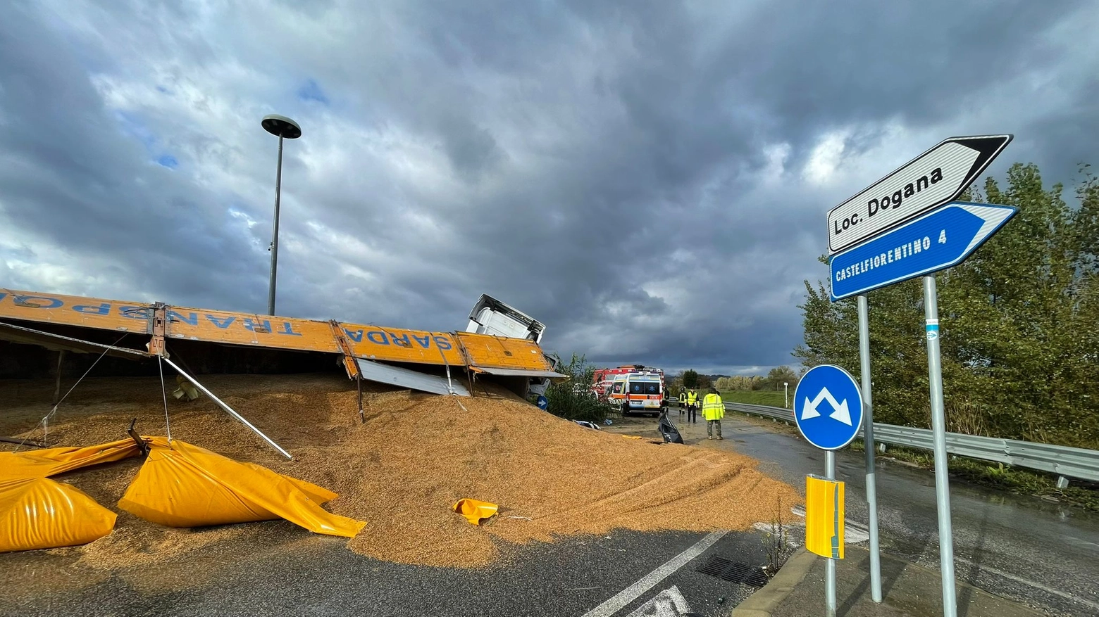 Il camion ribaltato a Dogana (foto Tommaso Gasperini / Fotocronache Germogli) Il camion ribaltato a Dogana (foto Tommaso Gasperini / Fotocronache Germogli)