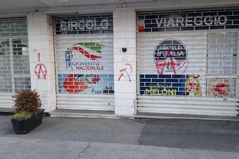 Simboli anarchici sulla sede di Fratelli d’Italia a Viareggio. “Atto vile e inutile”