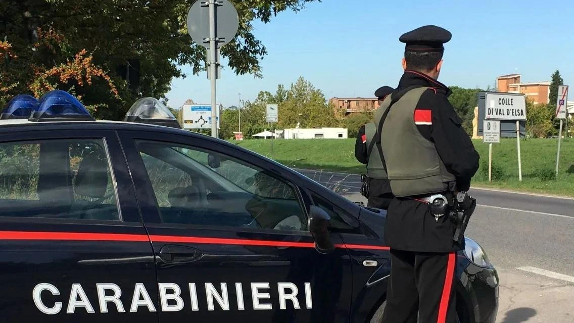 Giovani, sospetti e armati Bloccati dai carabinieri Giovani, sospetti e armati Bloccati dai carabinieri