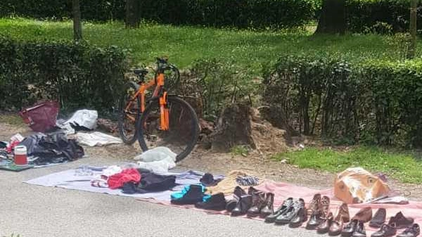 Mercatino abusivo alle Cascine La denuncia di Fratelli d’Italia "Intervenire al più presto" Mercatino abusivo alle Cascine La denuncia di Fratelli d’Italia "Intervenire al più presto"