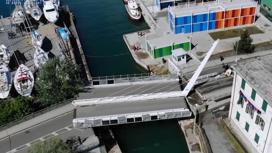 Il ponte levatoio della darsena di Pagliari nella posizione attuale, dal 12 maggio 2021