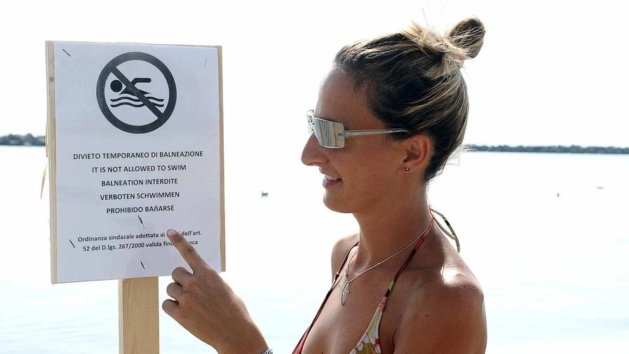 Un cartello di divieto di balneazione (foto d’archivio)