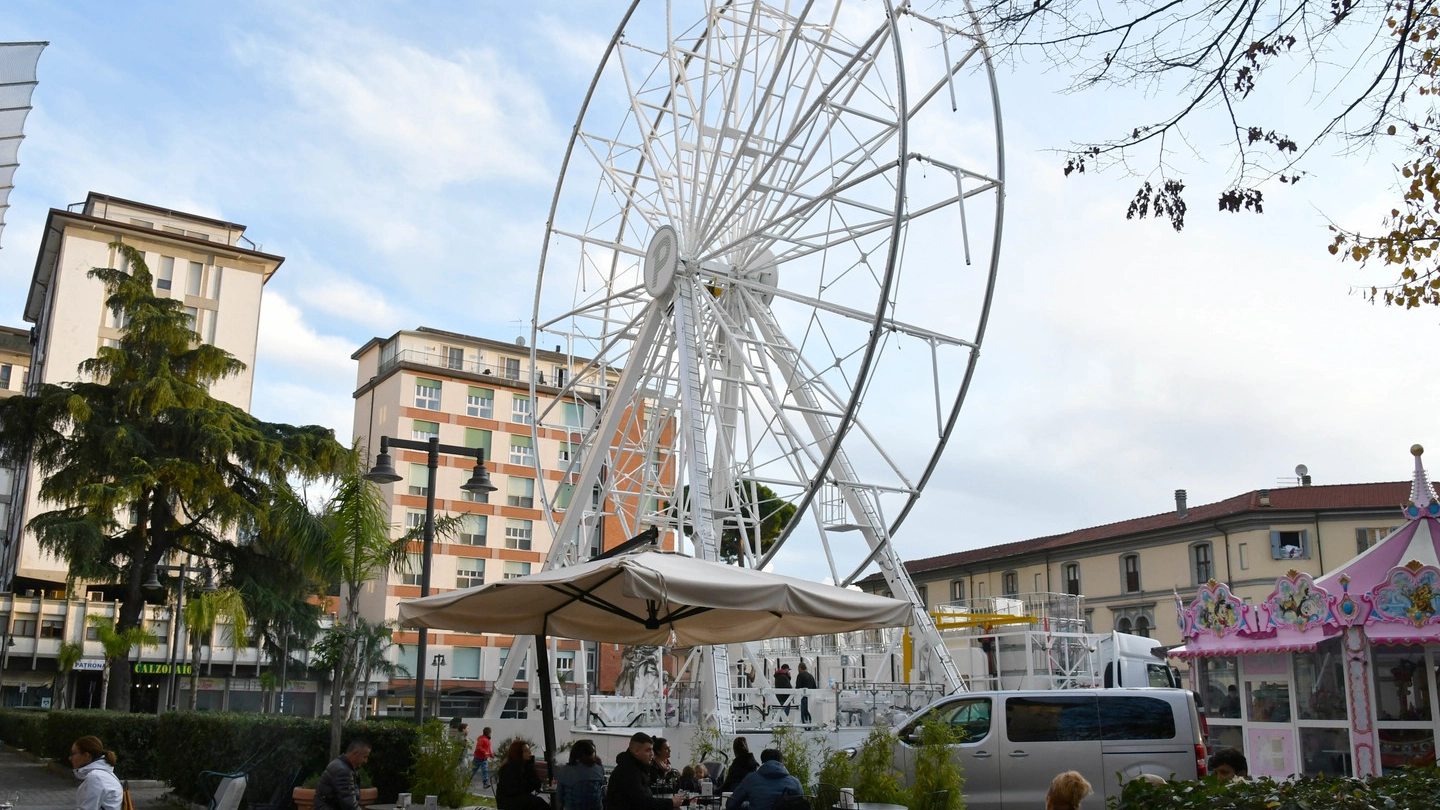 La ruota panoramica durante l’installazione in piazza Garibaldi