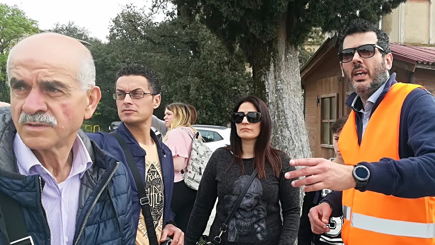 L’assessore Gianni Baruffa con alcuni turisti appena arrivati 