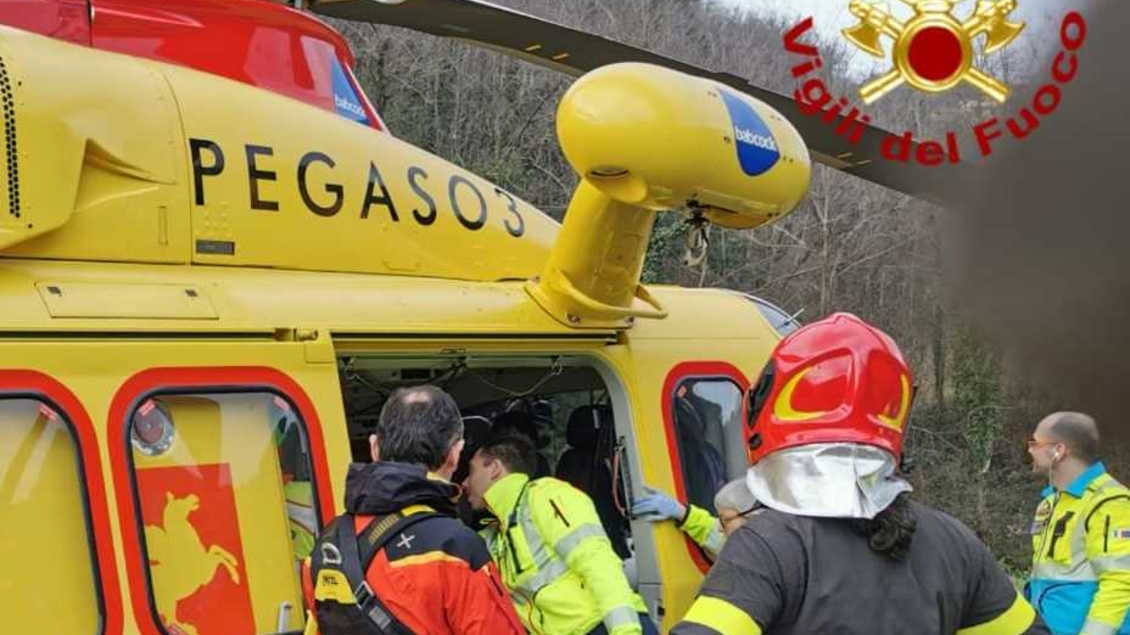 La donna è stata caricata sull’elicottero e portata in ospedale
