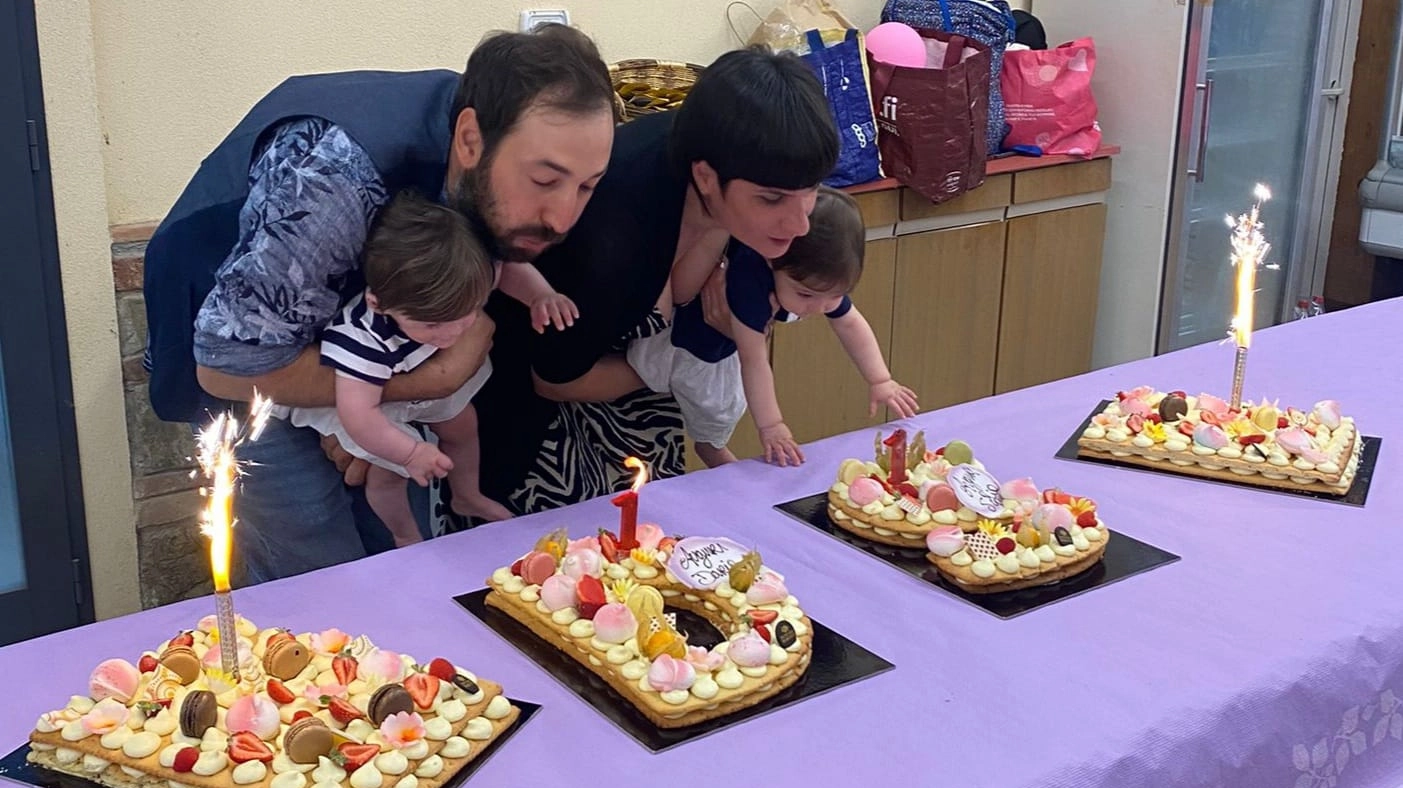 Simona e Sauro con Daria e Sofia durante la festa organizzata per il primo compleanno delle piccole Simona e Sauro con Daria e Sofia durante la festa organizzata per il primo compleanno delle piccole