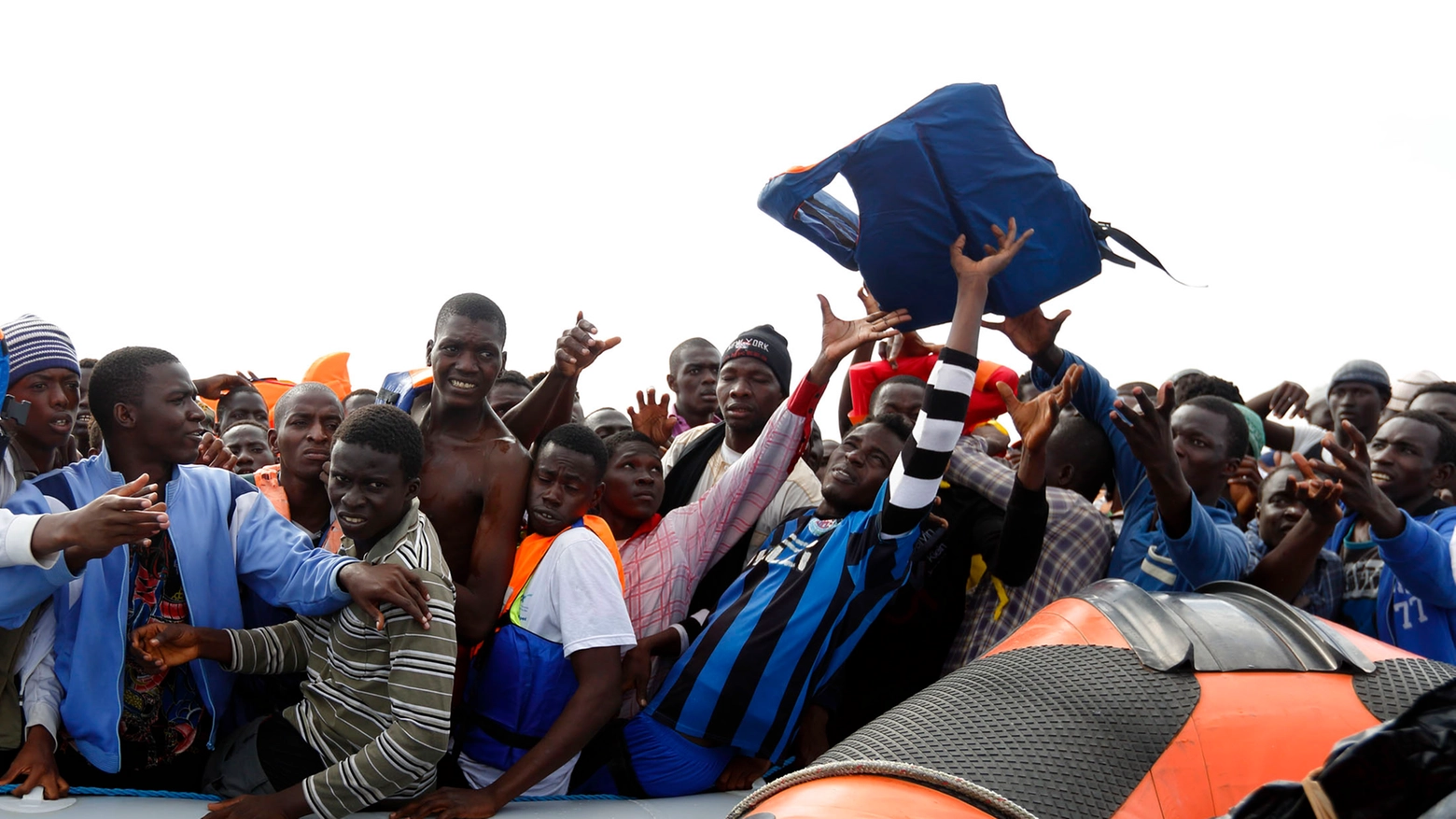 Un barcone di profughi nel canale di Sicilia