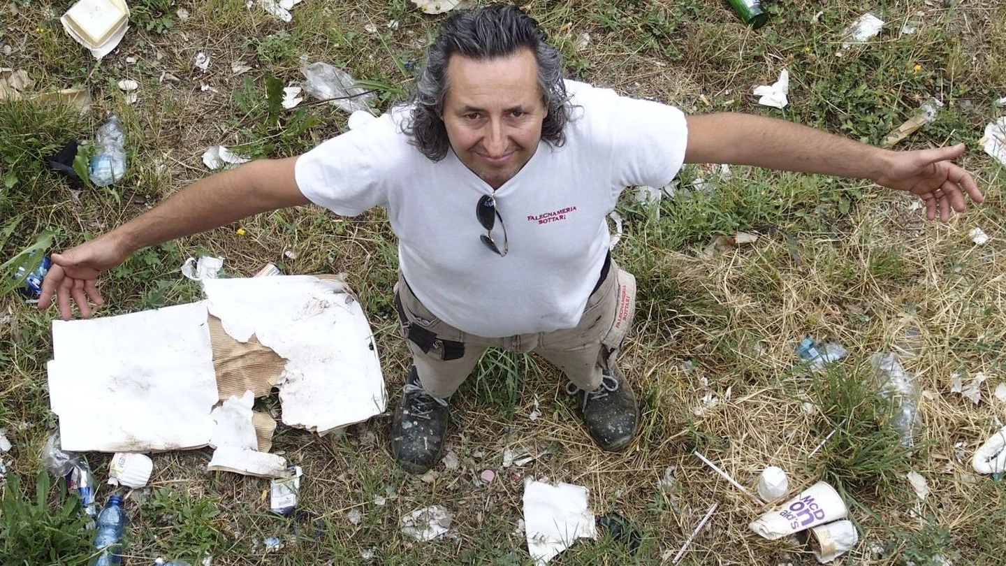 Alessandro Bottari nel suo terreno invaso dai rifiuti