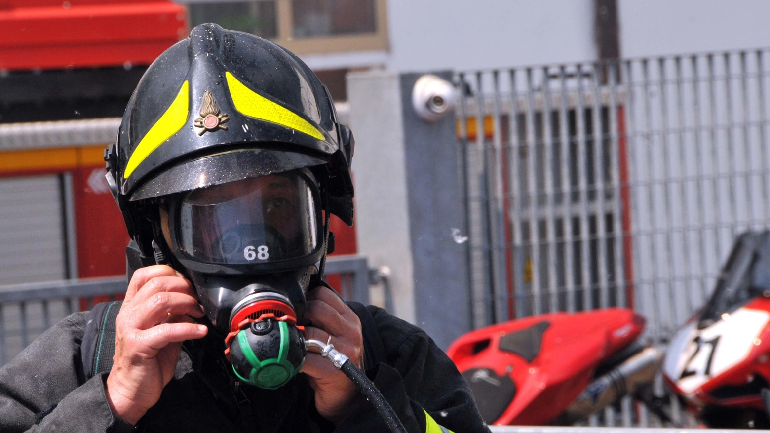 L’auto prende fuoco  Paura per una 50enne