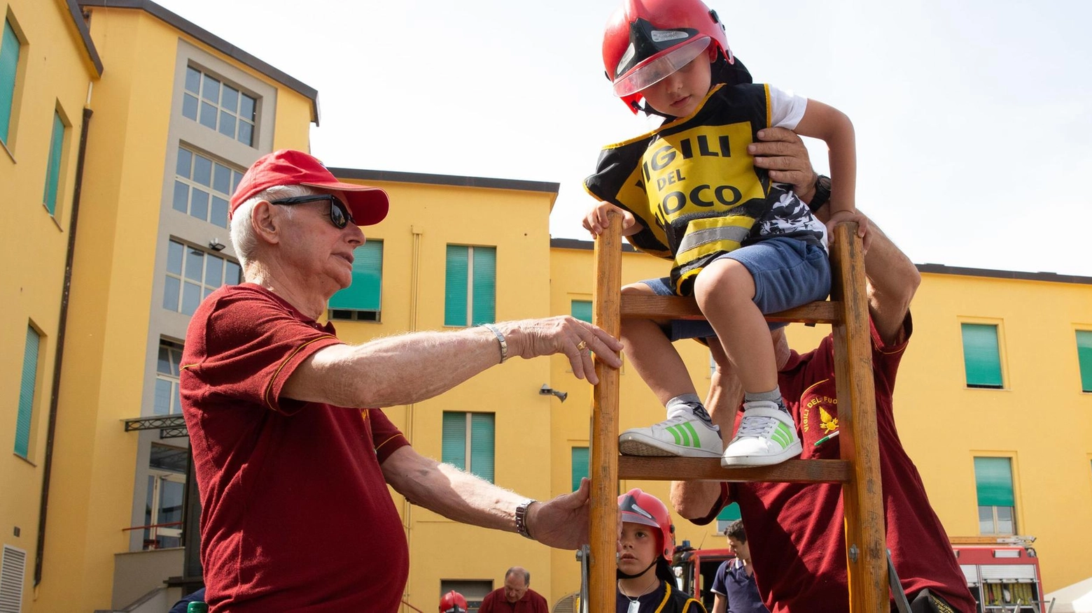 Pompieropoli, vigile del fuoco per un giorno Pompieropoli, vigile del fuoco per un giorno