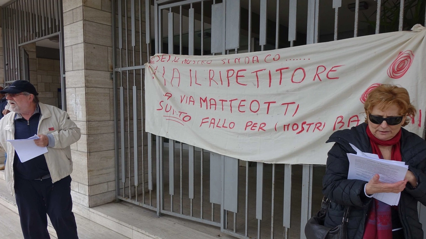 PROTESTA Una delle manifestazioni inscenate davanti al Comune da chi si oppone al ripetitore di via Matteotti