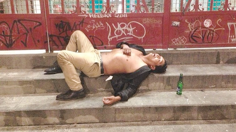 Uno degli ubriachi che ha dormito al mercato