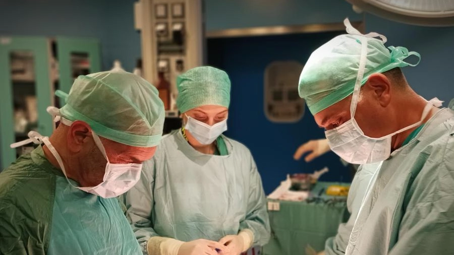 Il dottor Lucio Urbani di Aoup (a destra) durante un intervento chirurgico