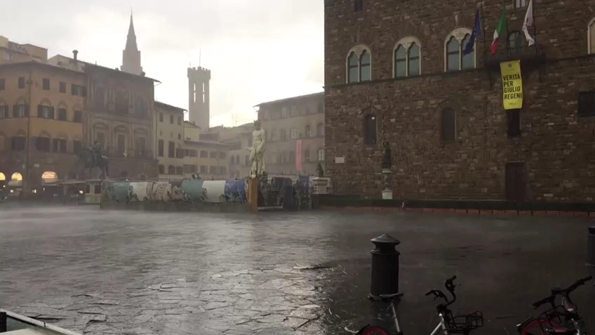 Pioggia e raffiche di vento in piazza Signoria 
