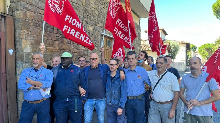 Il presidio dei lavoratori della Ocem Firenze ieri mattina in via Gran Bretagna a Gavinana