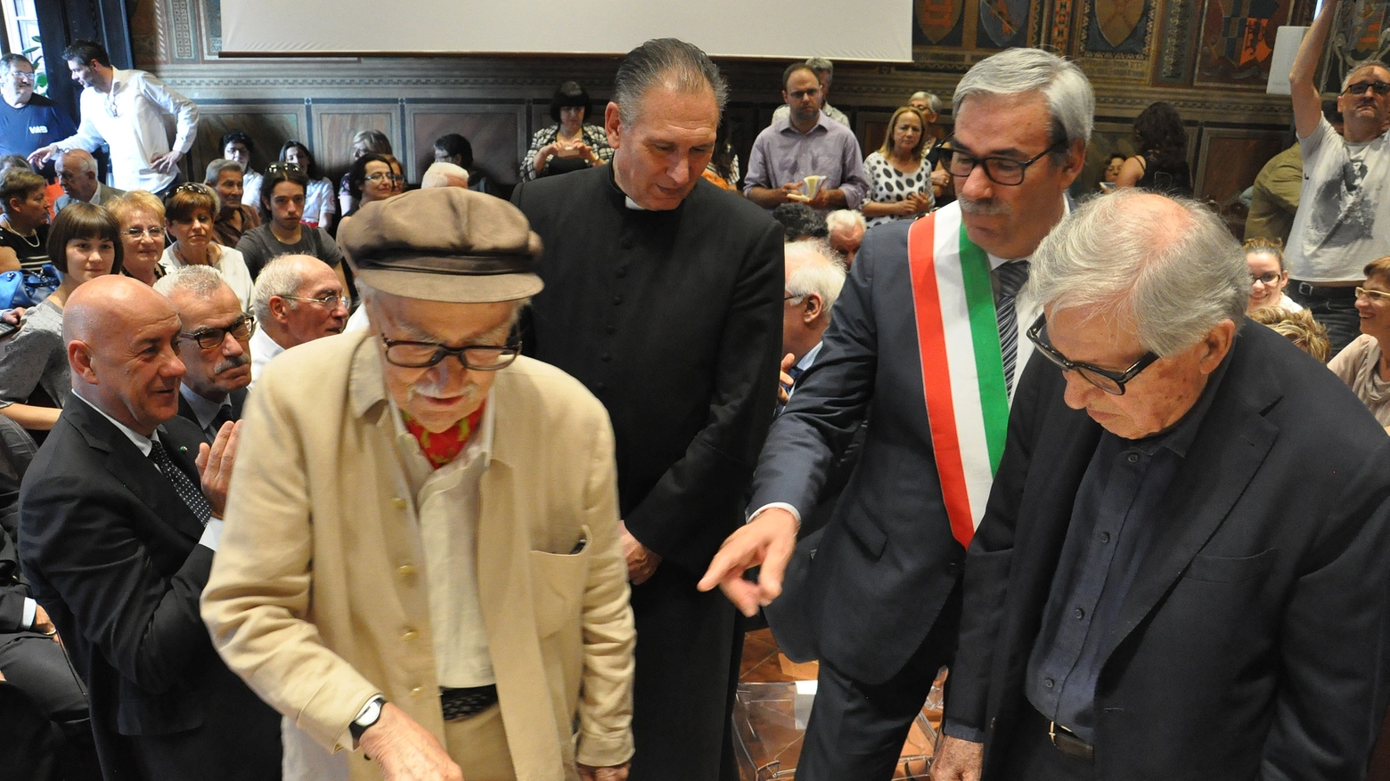 I fratelli Taviani con il sindaco Gabbanini mentre firmano il documento della cittadinanza onoraria