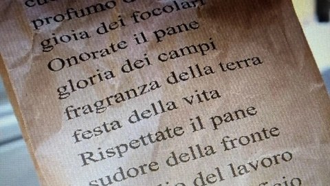 «Non sciupate il pane, ricchezza della patria, il più santo premio alla fatica umana». Sono le parole del Duce, insieme anche a una 'M' in fondo al testo