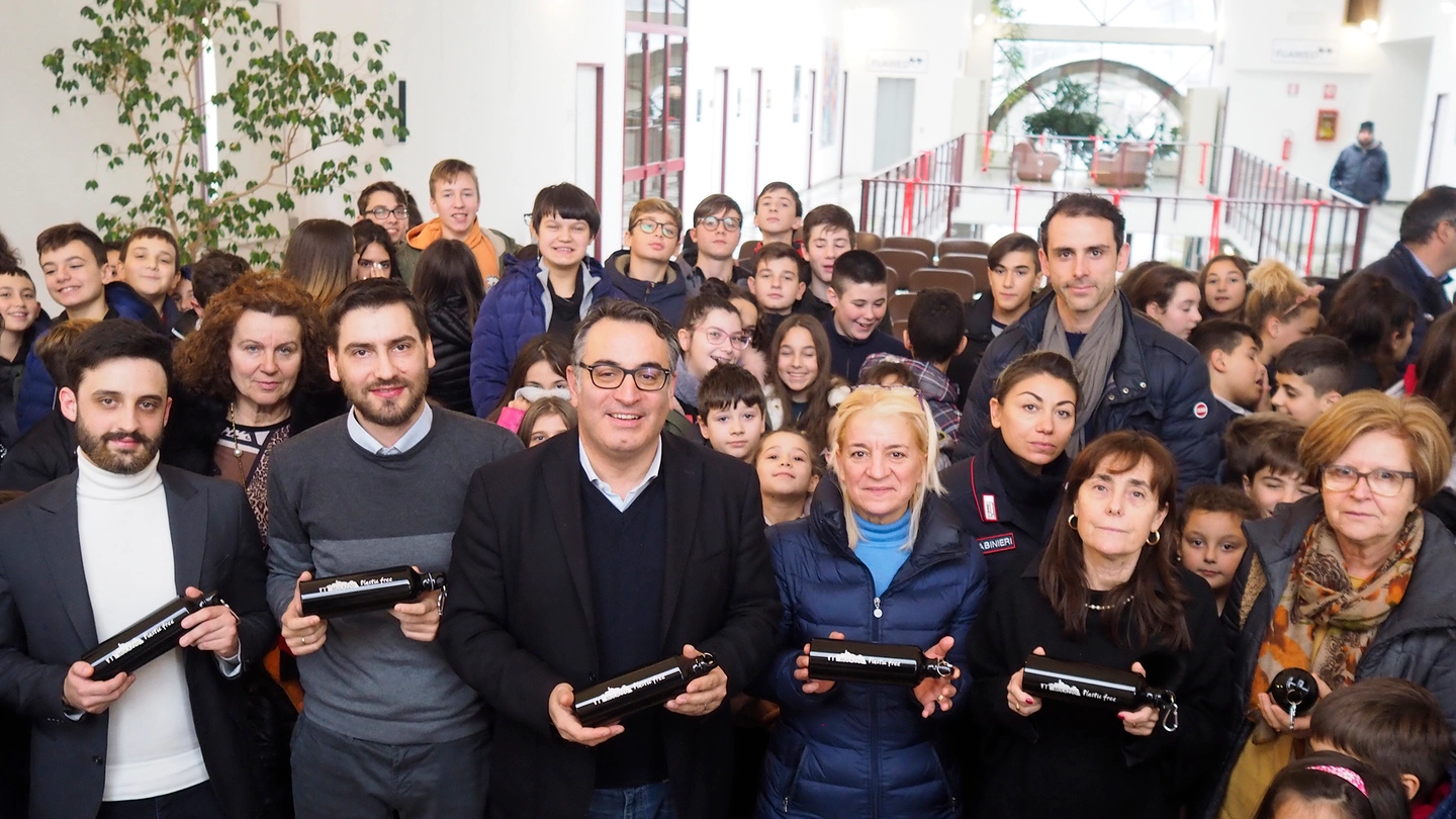 Il sindaco Claudio Novoa con studenti e docenti delle scuole
