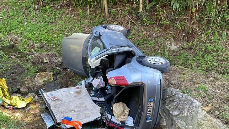 Auto perde il controllo e finisce nel torrente Auto perde il controllo e finisce nel torrente