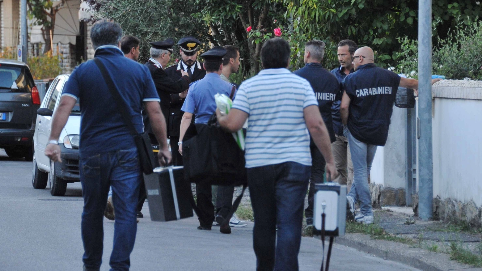 I carabinieri e la scientifica davanti alla casa del massacro