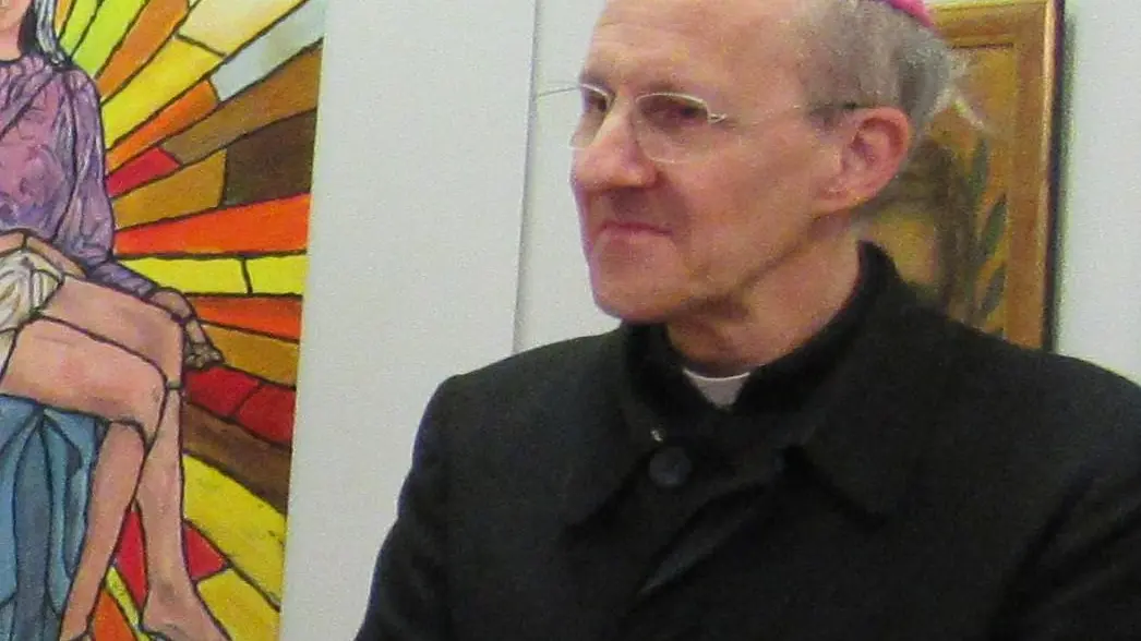 Il vescovo inaugura la mostra ’Verso la vita’ Il vescovo inaugura la mostra ’Verso la vita’