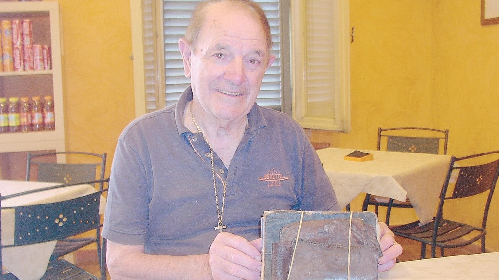 Francesco Belli, 84 anni, mostra il prezioso diario del padre.
