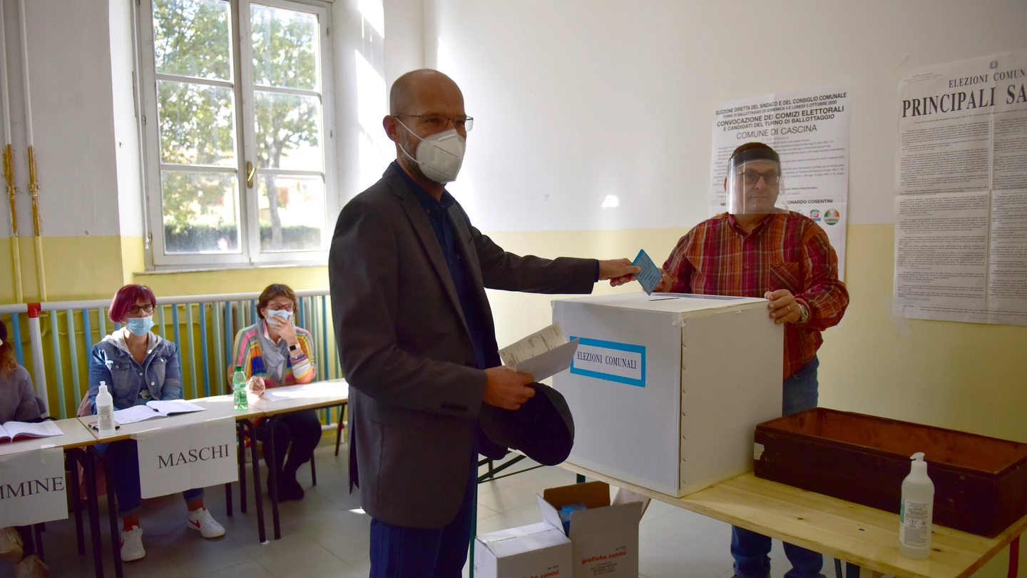 Il candidato Betti (centrosinistra) al voto a Cascina (Valtriani) Il candidato Betti (centrosinistra) al voto a Cascina (Valtriani)