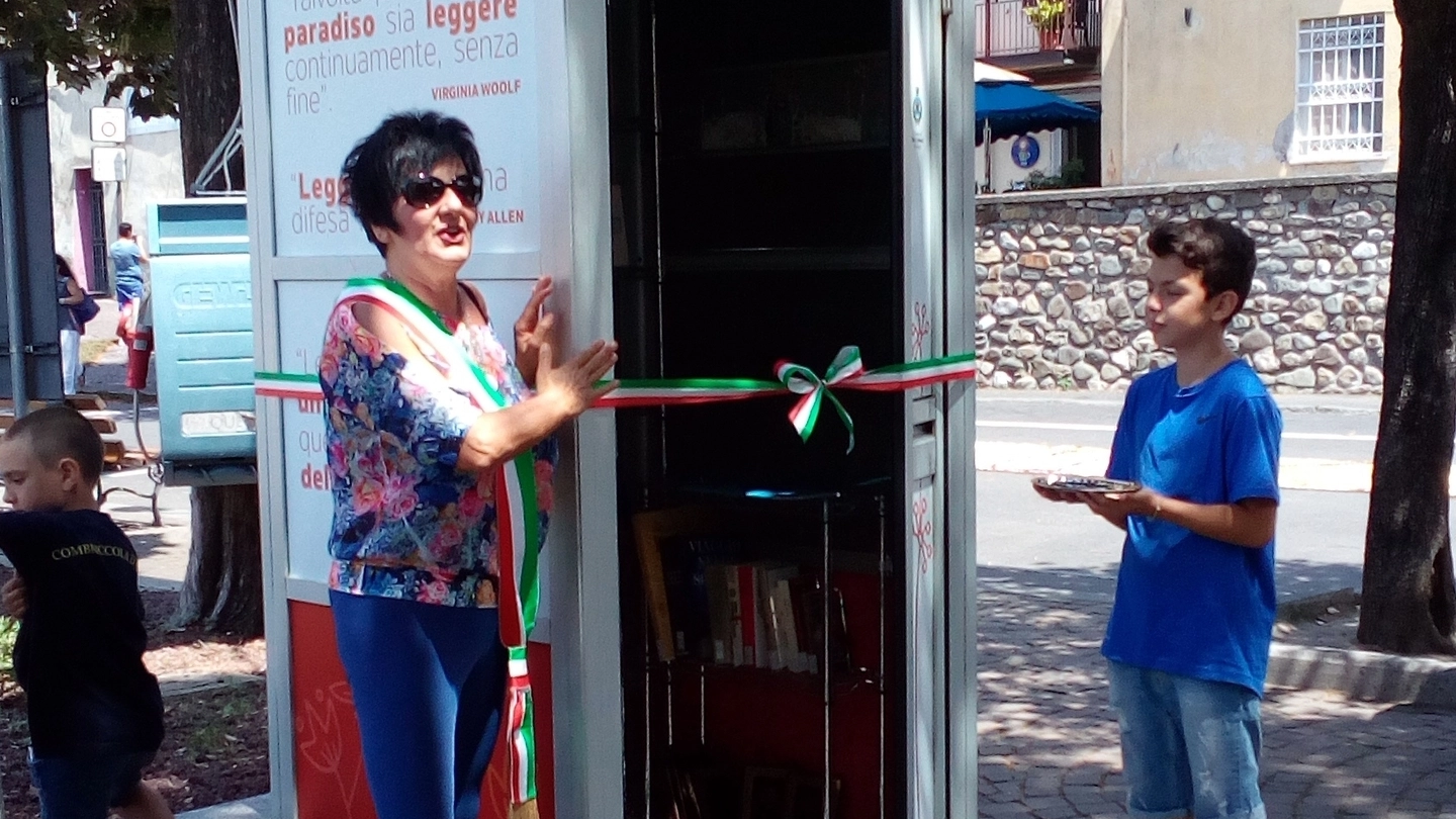 Il sindaco Paola Sisti e la cabina telefonica