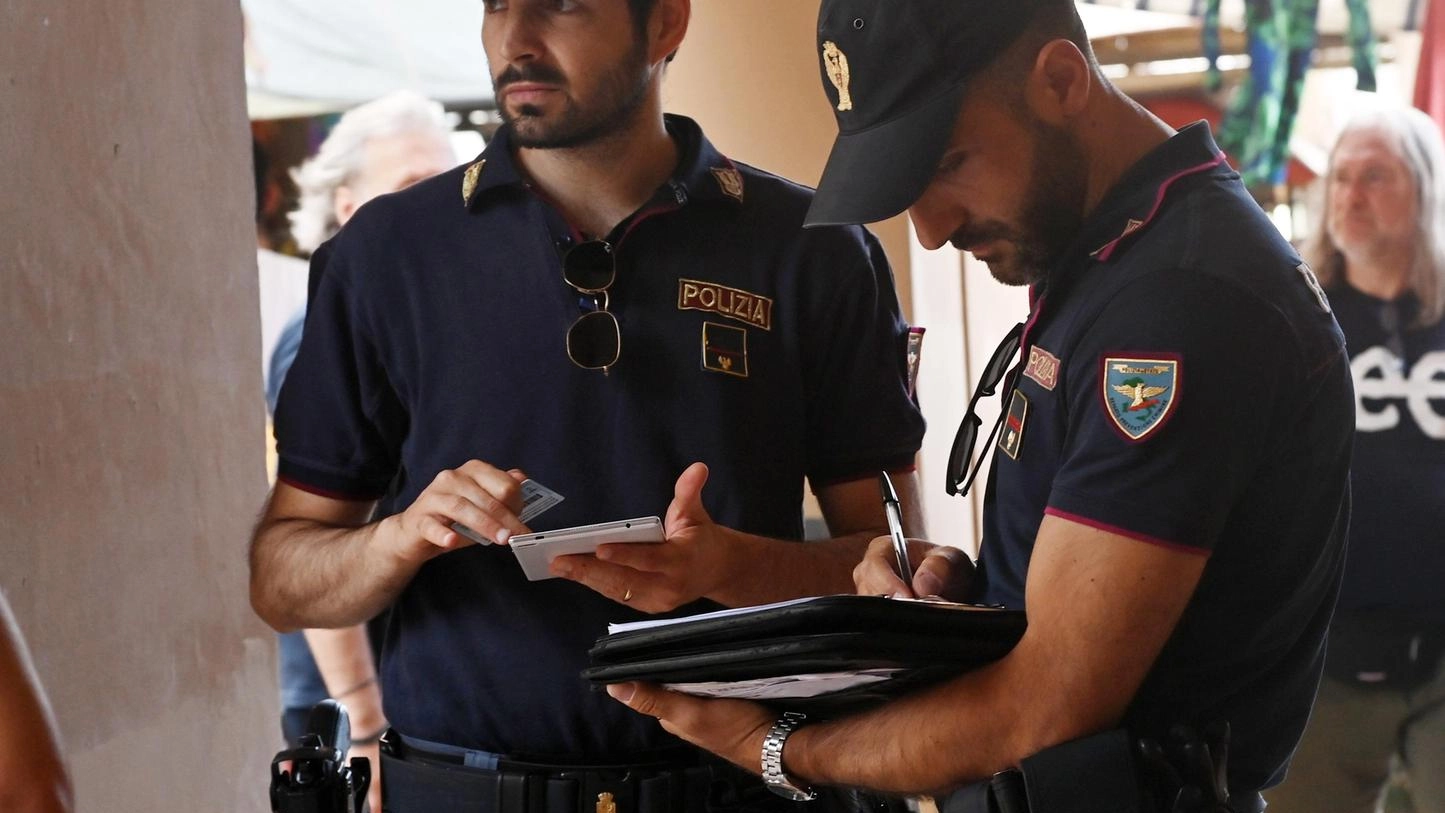 Doppio furto con strappo. Ladro incastrato dalle telecamere Doppio furto con strappo. Ladro incastrato dalle telecamere