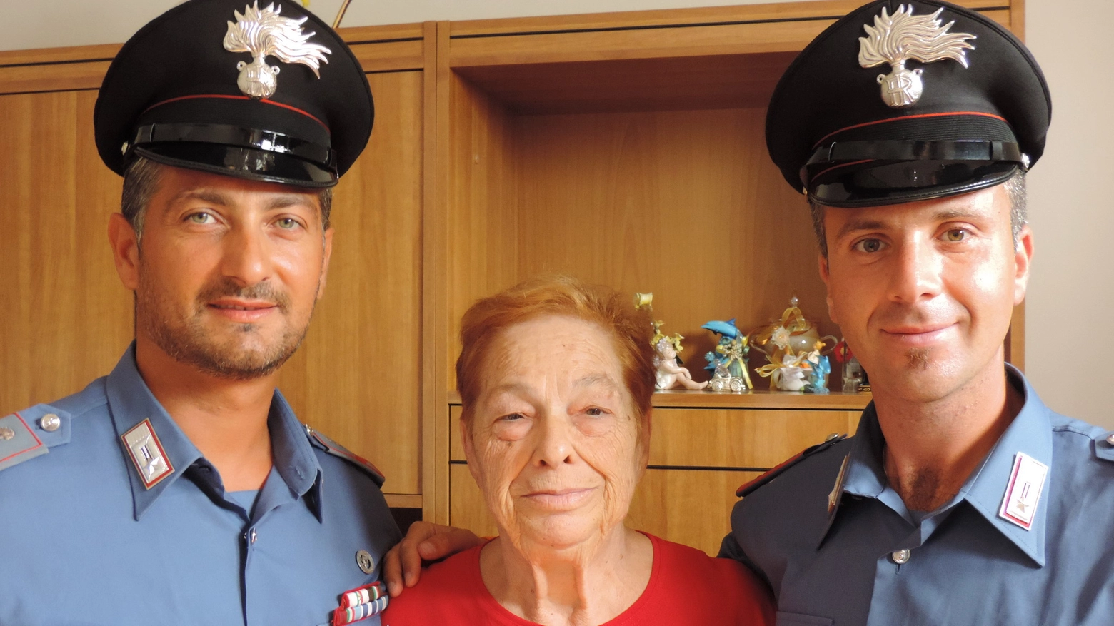 Maltempo, carabinieri si tuffano e salvano un'anziana imprigionata con l'auto in un sottopasso