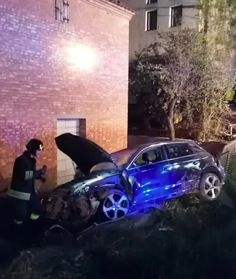 Due auto fuori strada: salvi per miracolo