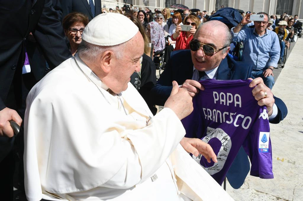 Commisso ha incontrato Papa Francesco e gli ha donato la maglia della Fiorentina