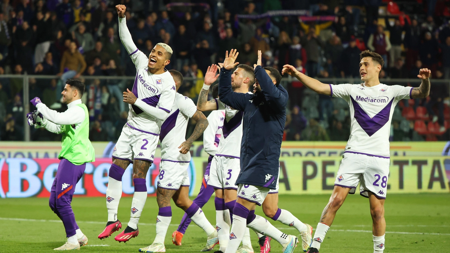 La Fiorentina esulta dopo la vittoria contro la Cremonese (Foto Ansa)