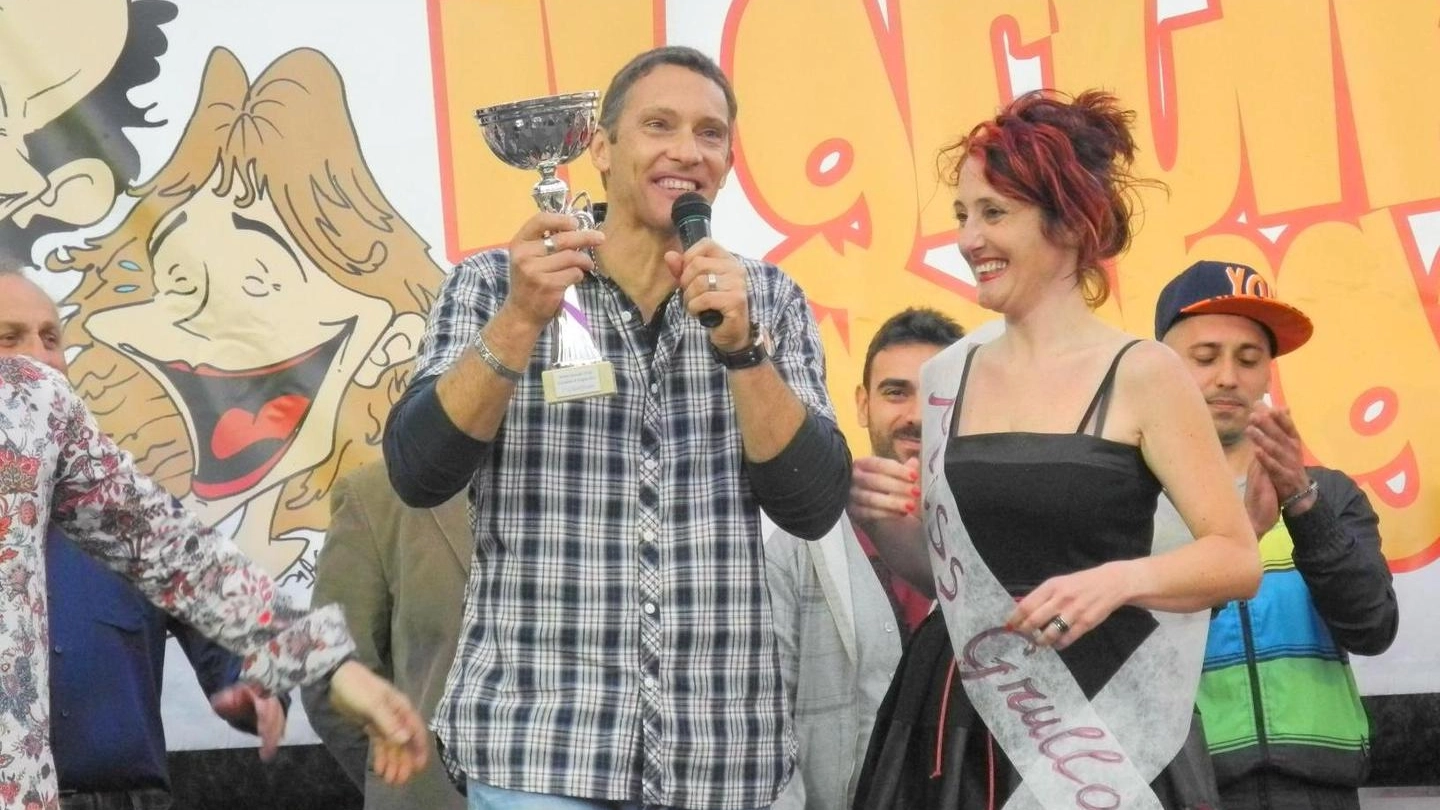Il vincitore  Nico Pelosini con Monica Panozzo, presentatrice e direttrice artistica (foto Attalmi)