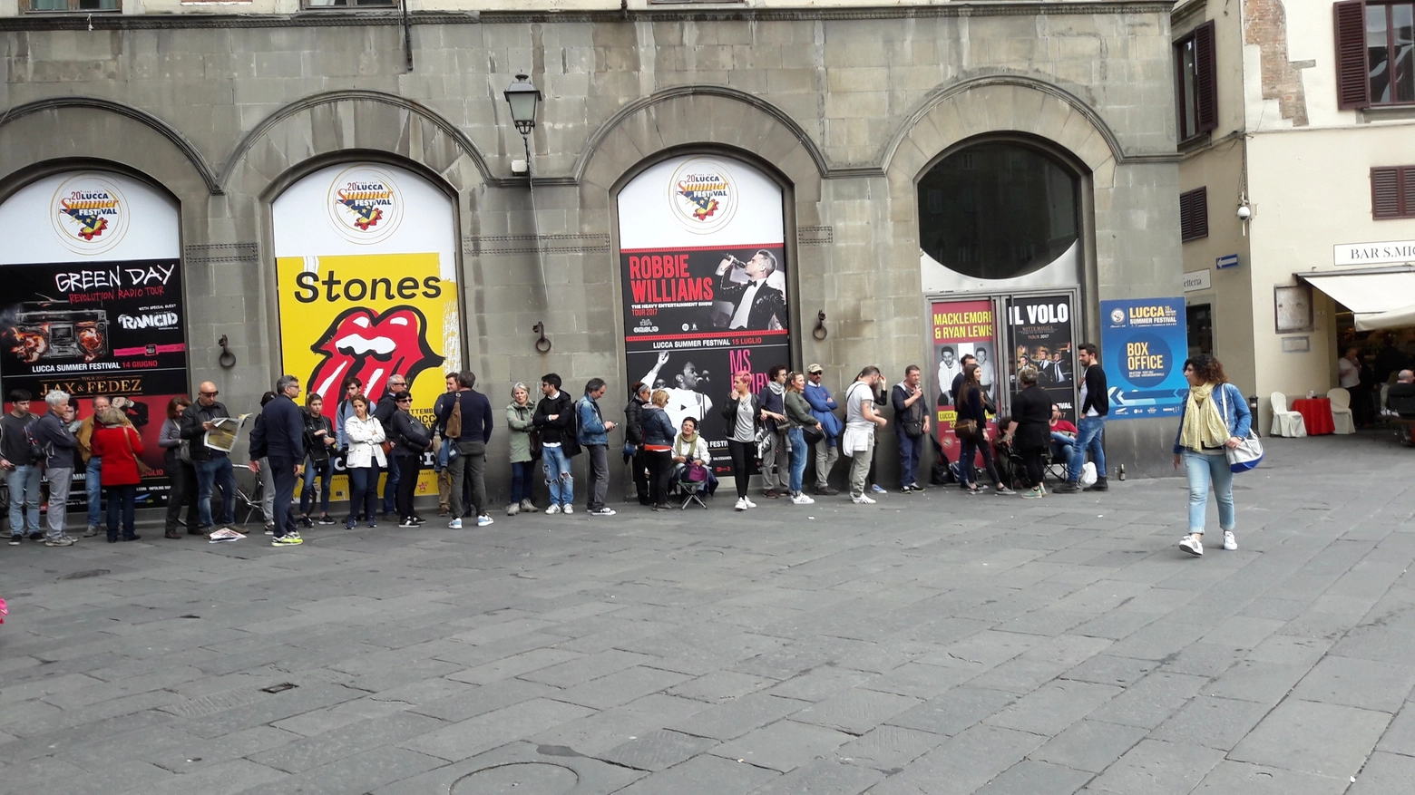 Lucca, la coda per acquistare i biglietti per i Rolling Stones