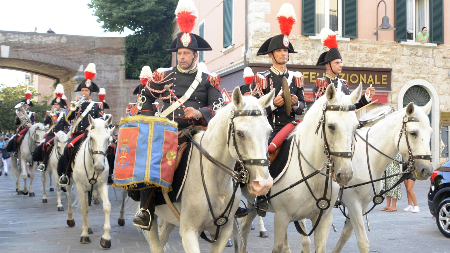 Cittadinanza onoraria ai Carabinieri  Che festa con la Fanfara a cavallo