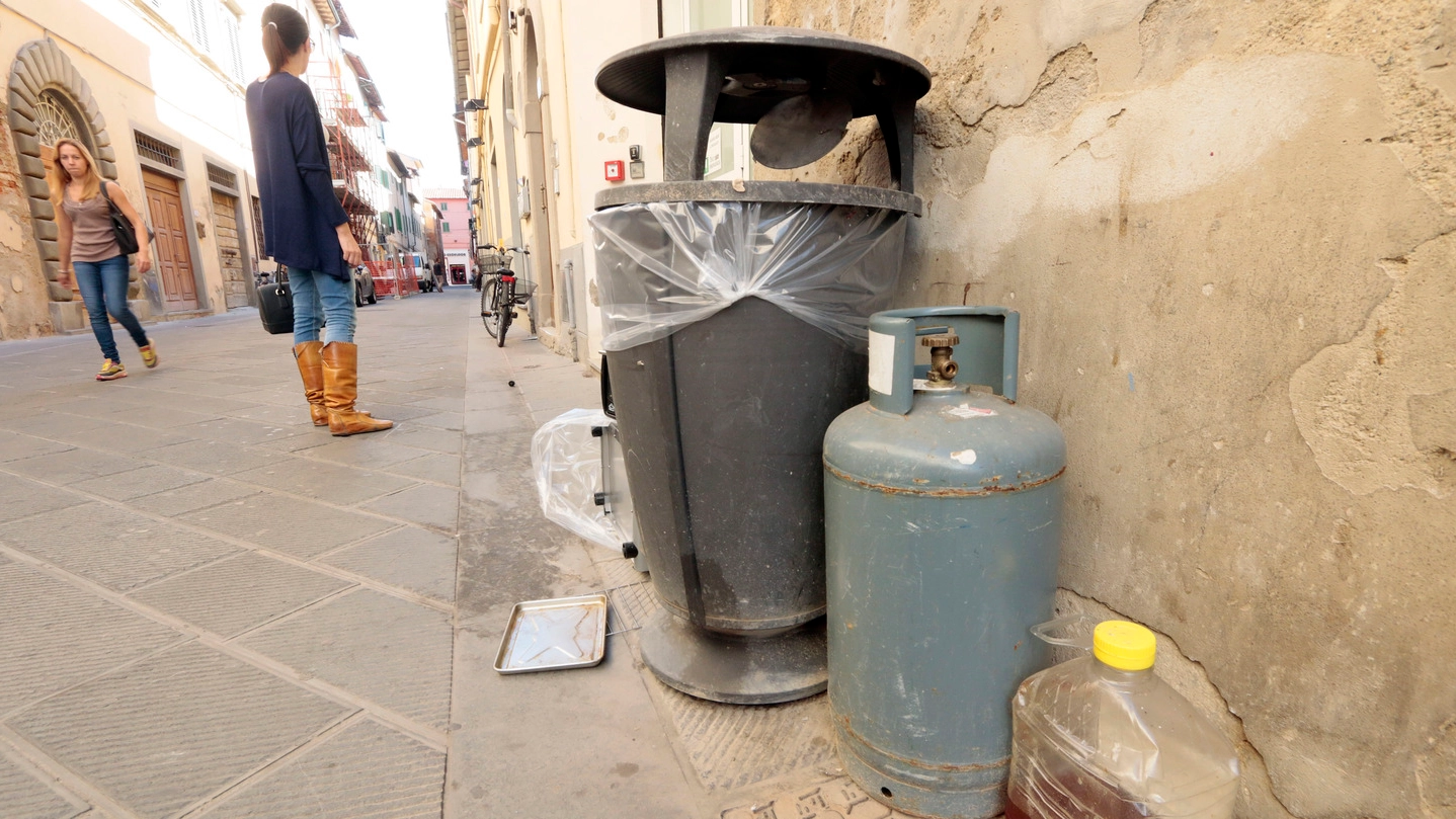 Immondizia in strada a Empoli (Foto Germogli)