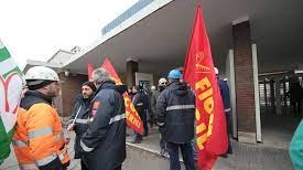 Lavoratori durante uno sciopero alla Teseo