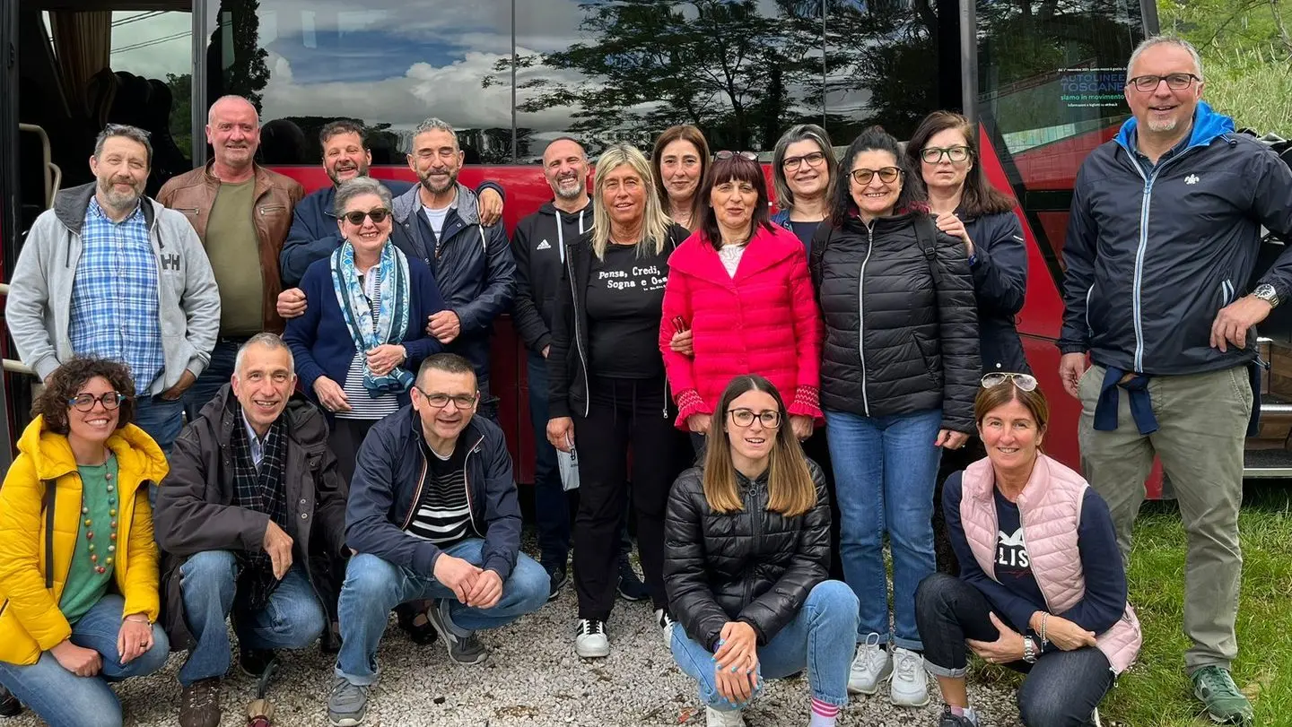 Foto di gruppo insieme alla maestra Daniela Rastrelli che ha partecipato alla gita a Larderello e Volterra