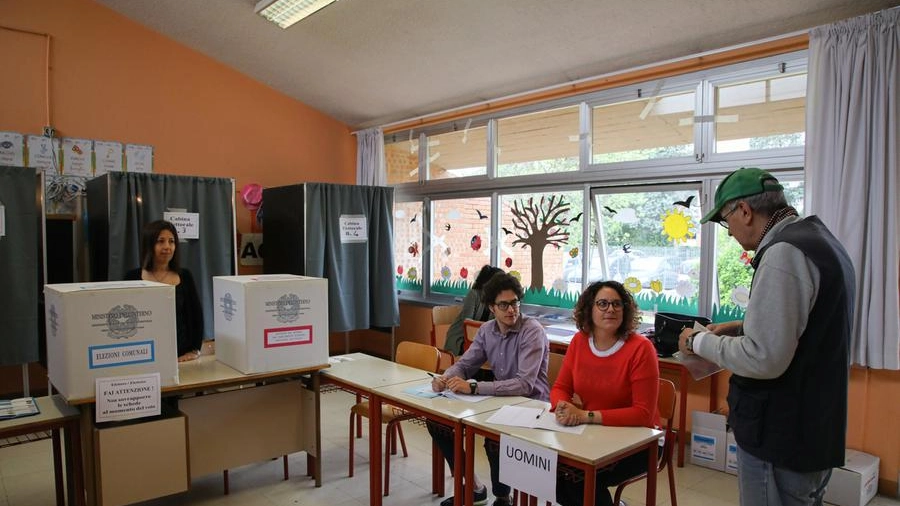 Un seggio elettorale (Fotocronache Germogli)