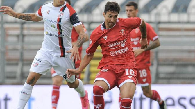 Il Perugia, con assenze importanti, cerca di tornare al successo e Francesco Baldini sta pensando a qualcosa di diverso. Novità potrebbero esserci in tutti i reparti, con Seghetti in dubbio e Cancellieri che lavora a parte. Santoro arretra in mediana, mentre l'attacco potrebbe essere un tridente con Ricci, Matos e Seghetti.