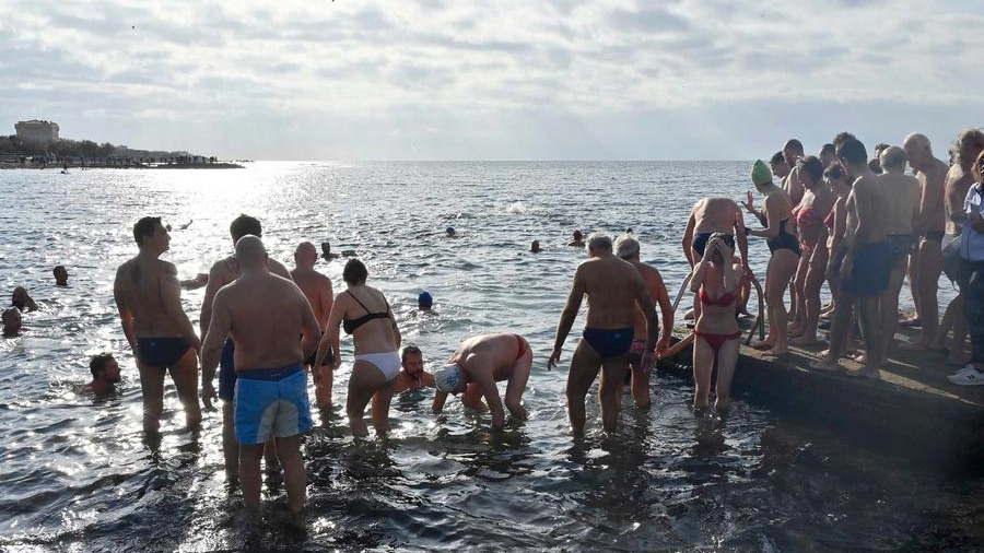 In tanti a Livorno per il bagno in mare di Capodanno (Foto Novi)