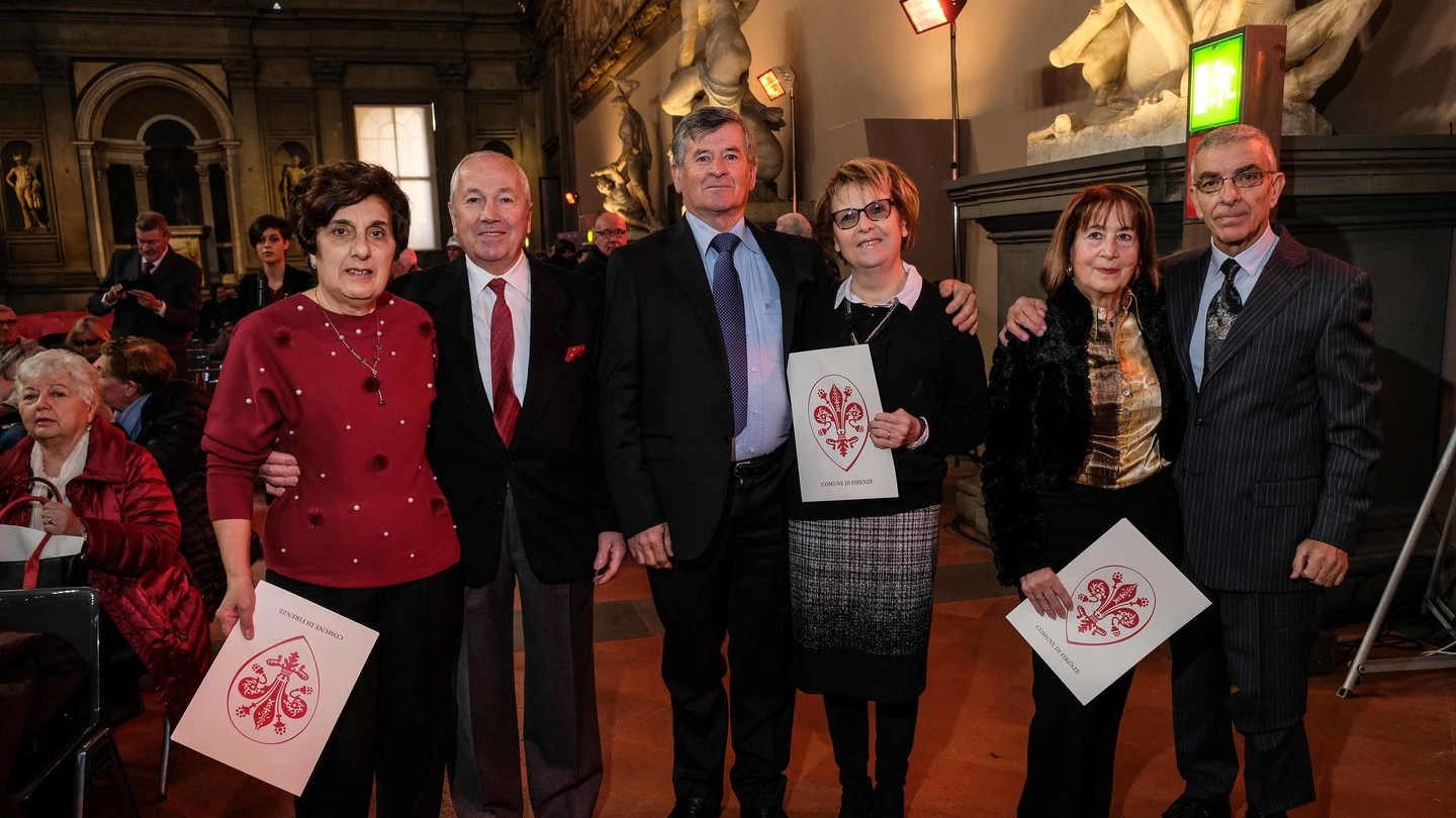 Alcune delle coppie festeggiate in Palazzo Vecchio (New Press Photo)