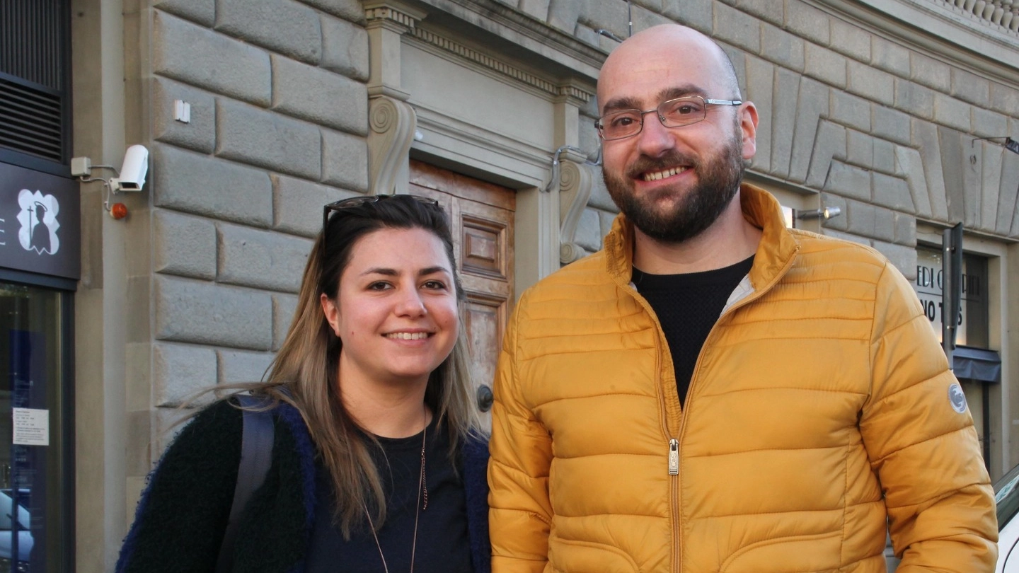 Cosimo Lepri e Mery Valleriani, hanno trovato il borsello in via Senese. Senza pensarci lo hanno raccolto e rintracciato il proprietario