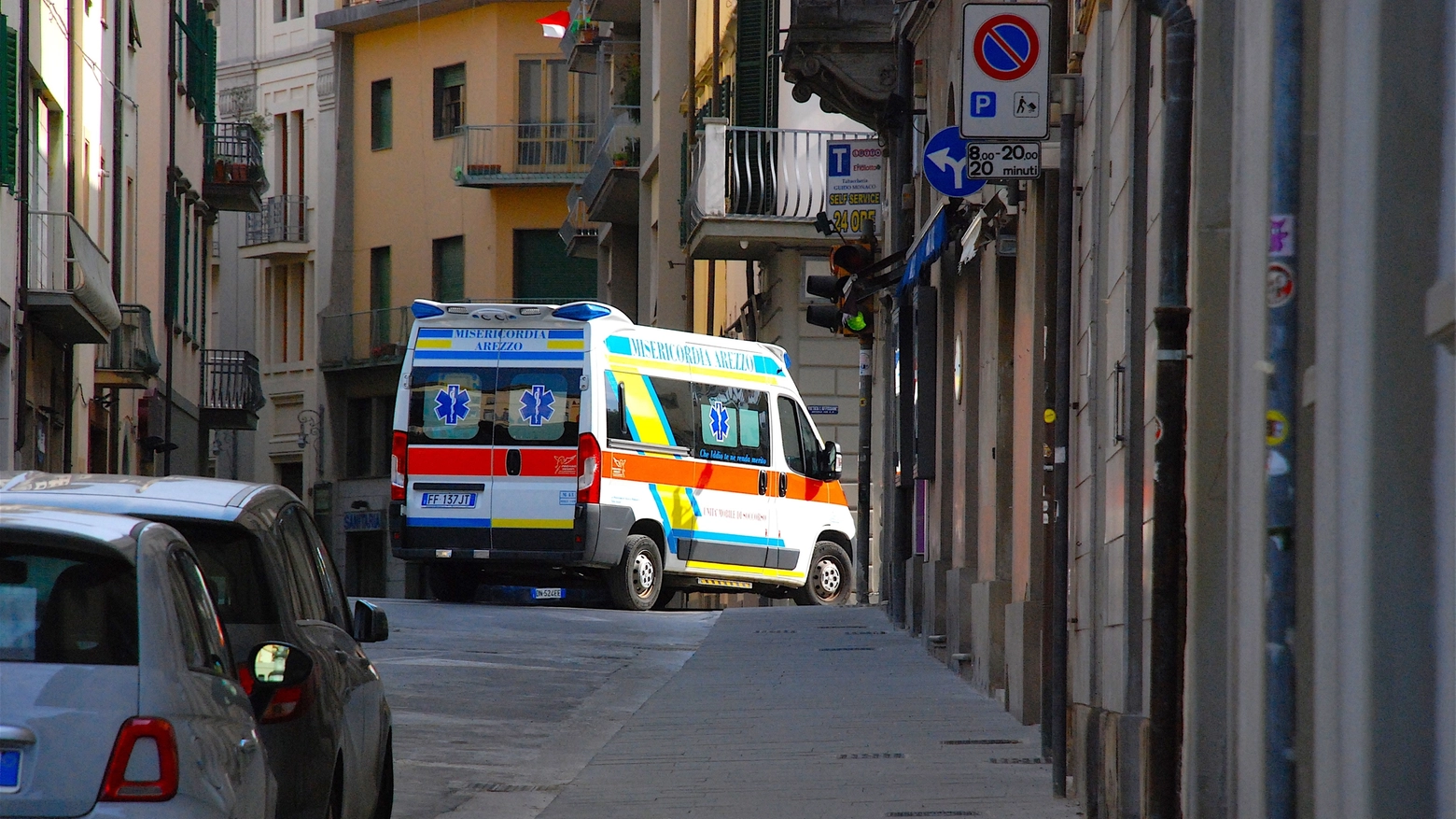 L'ambulanza della Misericordia alla partenza per Bergamo