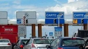 All’uscita dell’autostrada giovedì sera si sono registrate scene di esasperazione All’uscita dell’autostrada giovedì sera si sono registrate scene di esasperazione