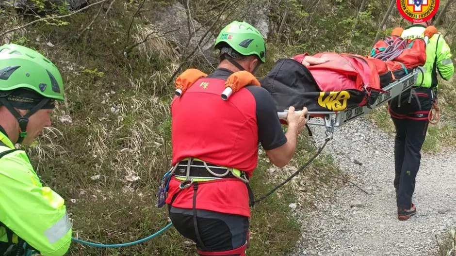 Incidenti in montagna Cade da un sentiero Grave escursionista Incidenti in montagna Cade da un sentiero Grave escursionista