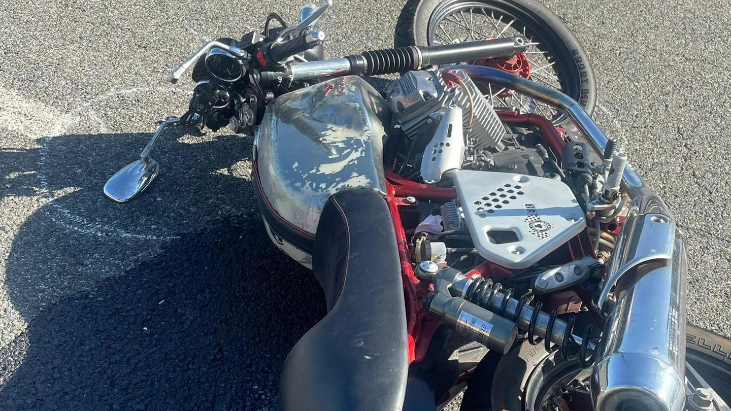 La moto di Haag in terra sulla Senese all’altezza di Montorsaio